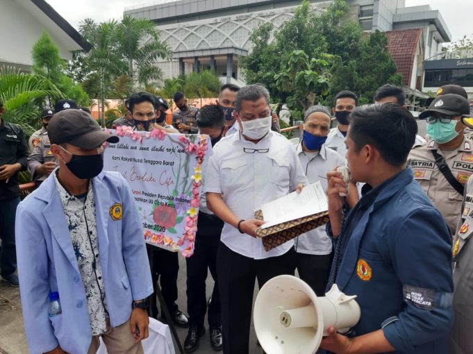 BEM SI usung keranda mayat protes UU Cipta Kerja