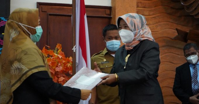 Ummi Rohmi serahkan Rancangan KUA PPAS APBD 2021 ke Baiq Isvie