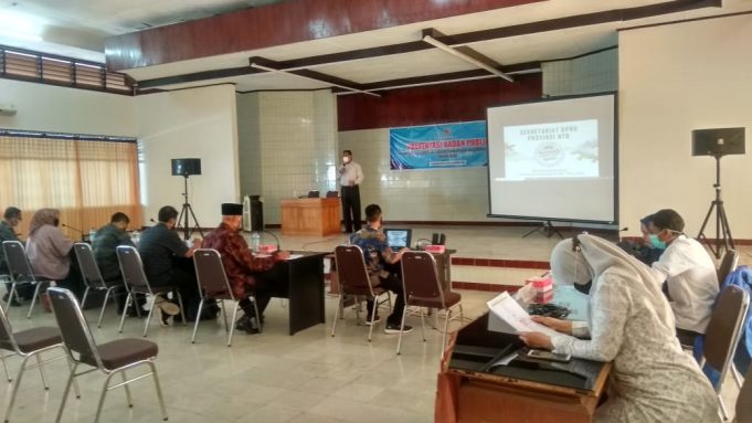 H. Mahdi presentasikan kegiatan PPID di depan komisioner KI NTB