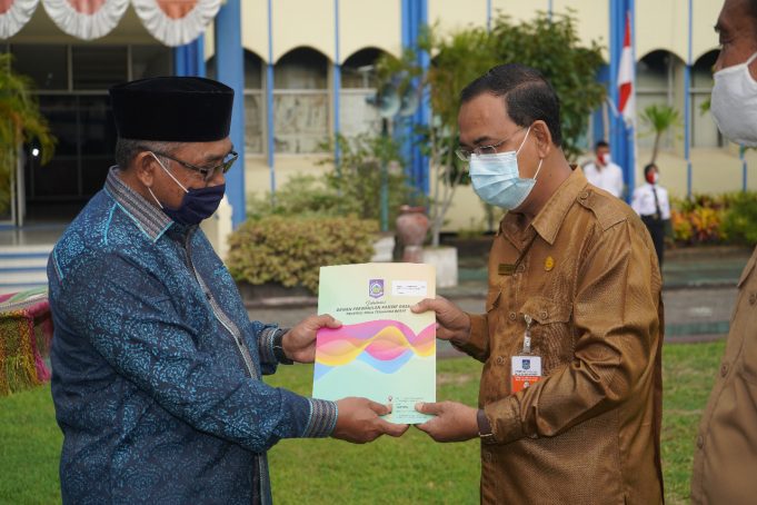 DPRD apresiasi Dikbud dan Sekolah atas partisipasinya di HUT NTB Ketua Komisi V TGH. Mahalli Fikri (batik biru) saat menyerahkan penghargaan kepada Kadis Dikbud NTB (foto by ihin)