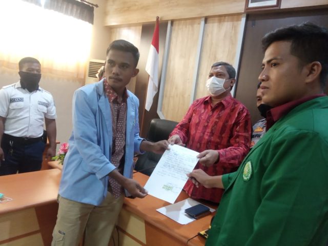 Aliansi DPM titipkan Surat Pernyataannya kepada Sekretaris DPRD NTB, H. Mahdi (tengah) untuk disampaikan ke DPRD dan Gubernur NTB