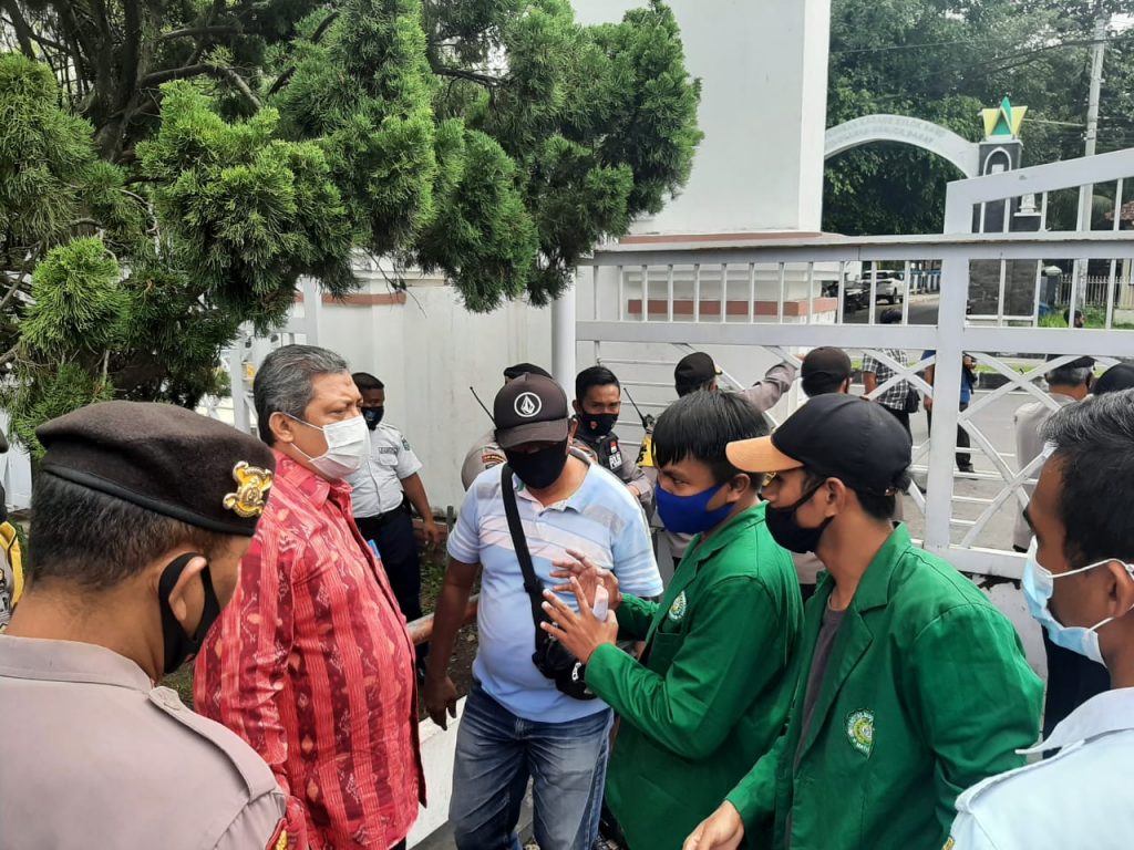 Sekretariat DPRD NTB H. Mahdi (batik merah) saat menemui mahasiswa yang berdemo di depan kantor DPRD NTB