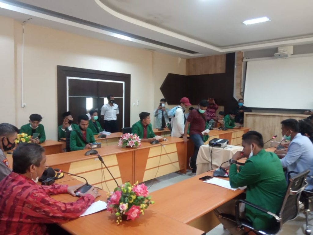 H. Mahdi saat menerima mahasiswa Aliansi DPM di Ruang Rrapat Pleno, Kantor DPRD NTB