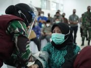 Ketua DPRD NTB minta masyarakat tidak terprovokasi isu negatif tentang Vaksin Covid-19 Ketua DPRD NTB, Baiq Isvie Rupaeda, S.H., M.H. saat akan di berikan Vaksin