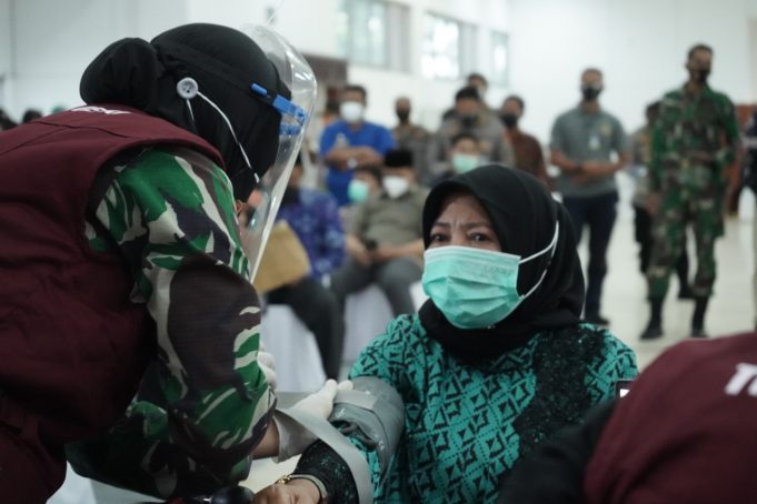 Ketua DPRD NTB minta masyarakat tidak terprovokasi isu negatif tentang Vaksin Covid-19 Ketua DPRD NTB, Baiq Isvie Rupaeda, S.H., M.H. saat akan di berikan Vaksin