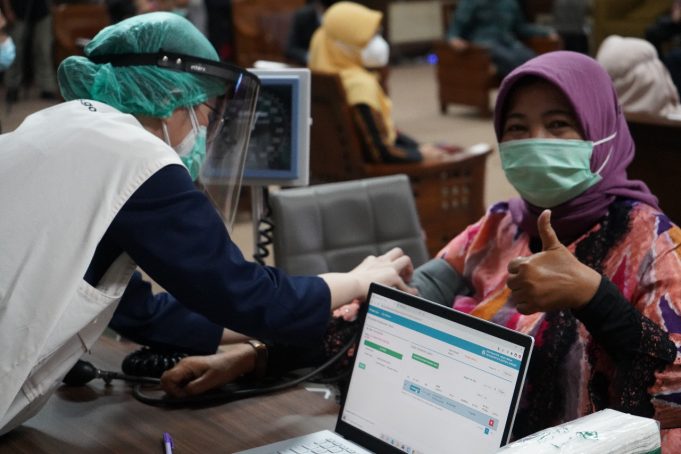 Ketua Dewan semangat terima vaksin Covid-19 dosis kedua Ketua DPRD Provinsi NTB, Hj. Baiq Isvie Rupaeda saat akan divaksin Covid-19 dosis kedua (28/1/2021) di RSUD Provinsi NTB