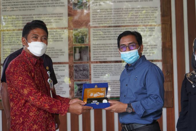 99 DESA WISATA DI NTB AKAN MENIRU PENGELOLAAN MONKEY FORES DESA PADANGTEGAL UBUD GIANYAR PROVINSI BALI