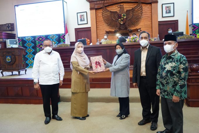 Rapat Paripurna DPRD Provinsi NTB dalam rangka Penyerahan Rancangan Perubahan KUA dan PPAS Perubahan APBD T.A. 2021.