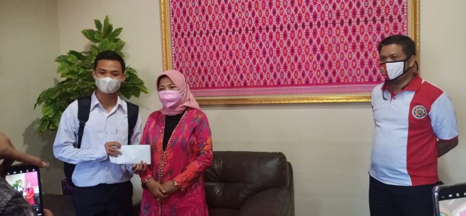 Ketua DPRD Provinsi NTB berikan bantuan kepada Novian Gilang Ramadhan Putra