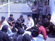 Sekretaris DPRD Provinsi NTB Temui Massa Aksi Demonstrasi Aliansi Mahasiswa Undikma dan OKP Se-Undikma