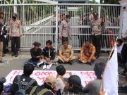 Kepala Bagian Umum Sekretariat DPRD Provinsi NTB Menerima Aksi Demonstrasi Forum Mahasiswa Langgudu Bima-Mataram