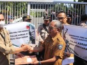Kepala Bagian Keuangan Sekretariat DPRD Provinsi NTB Menerima Aksi Demonstrasi Koalisi Kebebasan Pers NTB