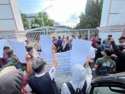 Kepala Sub Bagian Tata Usaha dan Kepegawaian Sekretariat DPRD NTB Menerima Aksi Unjuk Rasa Demokrasi Rakyat Menggugat (DRM) NTB