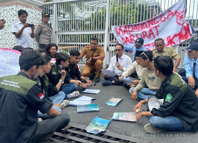 Komisi IV DPRD Provinsi NTB Terima Massa Aksi Himpunan Mahasiswa Madapangga Bima (HIMA-MPB) Mataram