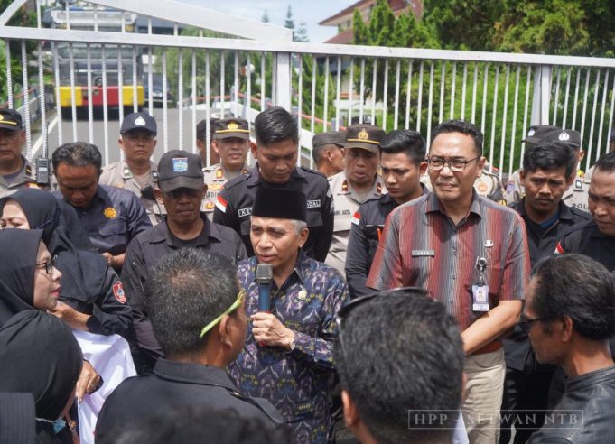 Komisi V DPRD Provinsi NTB Menerima Aksi Unjuk Rasa Lembaga Forum Perlindungan Pahlawan Devisa Lombok