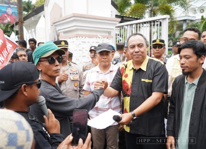 Sekretaris DPRD Provinsi NTB Menerima Massa Aksi Forum Nelayan Lombok (FORNEL)