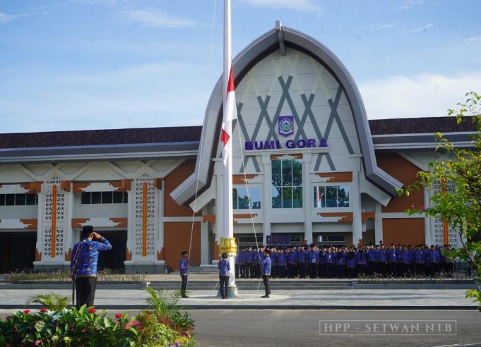 Upacara Hari Kesadaran Nasional di Halaman Kantor Gubernur NTB