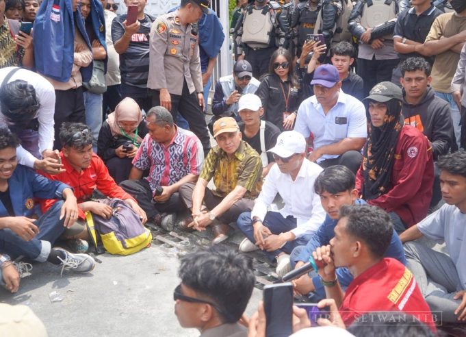 Aksi Unjuk Rasa Aliansi Mahasiswa dan Rakyat Nusa Tenggara Barat