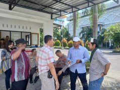 Aksi Unjuk Rasa Aliansi Tolak Penggusuran Rumah Singgah RSUP NTB dan Himpunan Mahasiswa Islam Cabang Mataram di Gerbang Utama DPRD NTB
