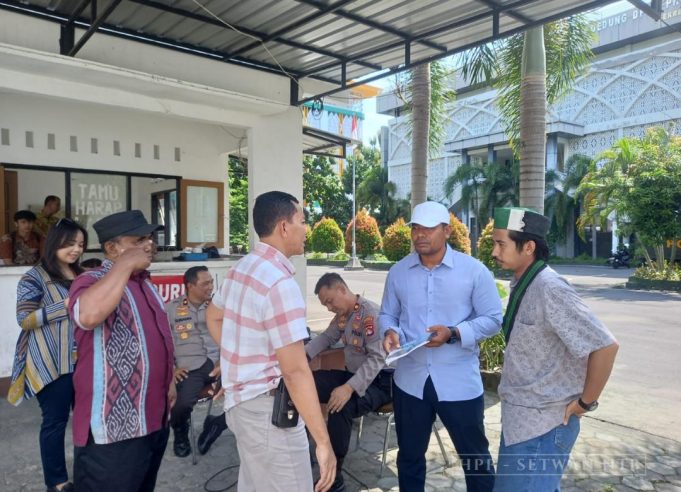 Aksi Unjuk Rasa Aliansi Tolak Penggusuran Rumah Singgah RSUP NTB dan Himpunan Mahasiswa Islam Cabang Mataram di Gerbang Utama DPRD NTB