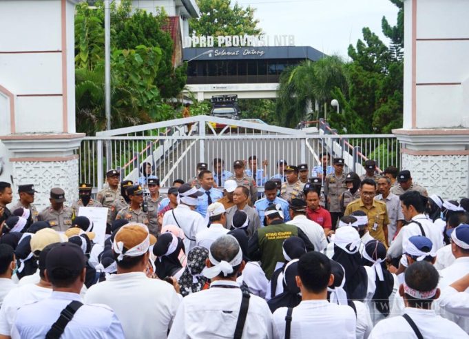 Komisi V DPRD Provinsi NTB Terima Massa Aksi pForum Komunikasi Honorer K2, PTT, dan GTT Kota Mataram