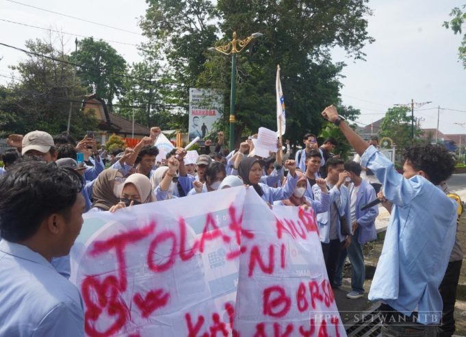 Anggota Komisi V DPRD NTB Terima Massa Aksi BEM Universitas Pendidikan Mandalika terkait UU TNI