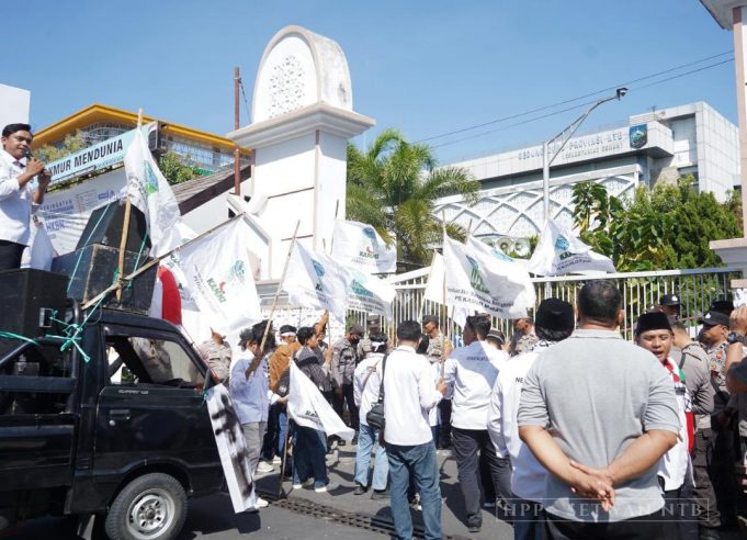 Aksi Damai KAMMI NTB di Depan Gerbang Utama Kantor DPRD NTB, Suarakan 11 Tuntutan Rakyat