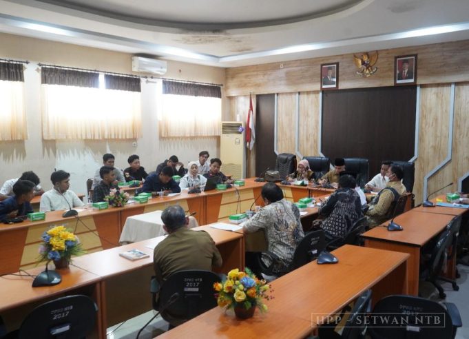 Komisi V DPRD NTB Gelar Hearing Tindak Lanjut Aksi Demonstrasi BEM Unram dan Aliansi Mahasiswa