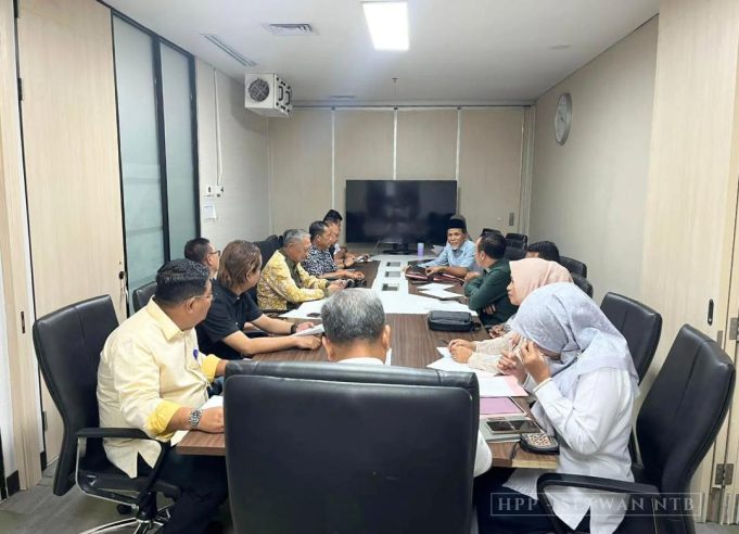Pimpinan dan Anggota Pansus III DPRD Provinsi NTB melakukan kunjungan konsultasi ke Kementrian PU dan Kemenhub RI