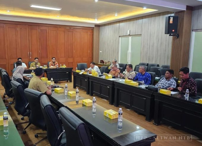 Komisi III DPRD NTB Kunjungi Bank Jatim dan Bapenda Jatim Bahas Penguatan Perbankan Syariah dan Implementasi UU HKPD