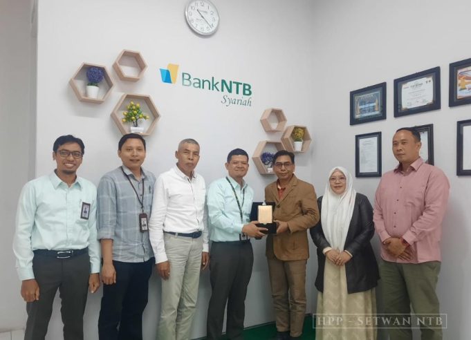 DPRD Provinsi NTB melakukan kunjungan kerja ke PT. Bank NTB Syariah Cabang Surabaya, Jawa Timur