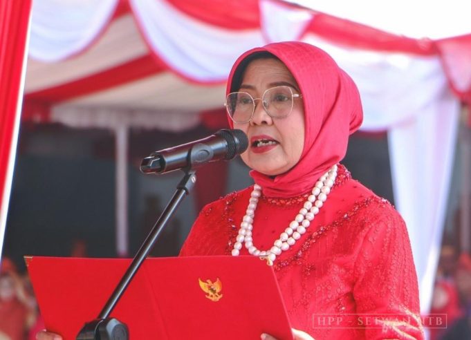 Upacara Detik-Detik Proklamasi Kemerdekaan Republik Indonesia yang berlangsung di Lapangan Kantor Gubernur NTB
