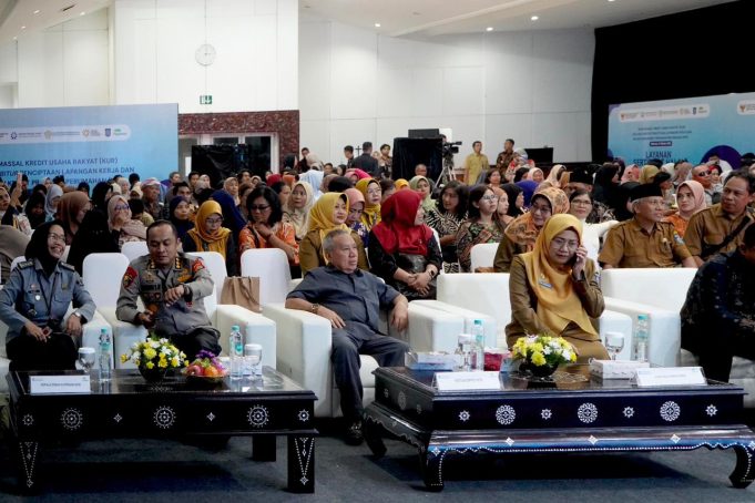 Wakil Ketua III DPRD NTB Hadiri Akad Massal KUR Serentak se-Indonesia